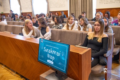 Szakmai napot tartott a Városházán a Székesfehérvári Diáktanács